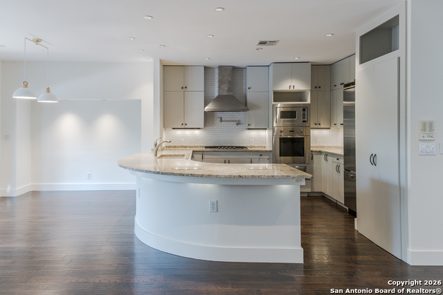 Image 12 of 29 For 215 Annie St  E