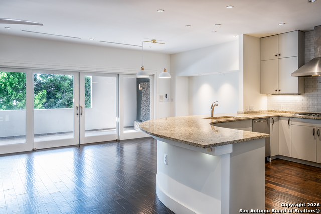 Image 14 of 29 For 215 Annie St  E