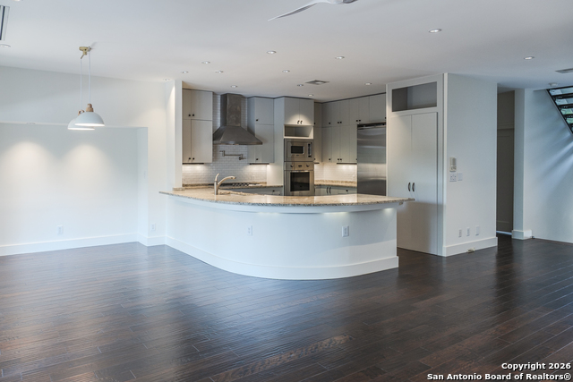 Image 15 of 29 For 215 Annie St  E