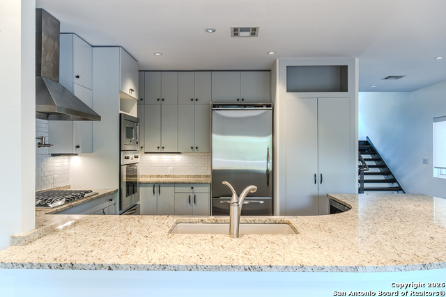 Image 19 of 29 For 215 Annie St  E