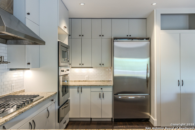 Image 20 of 29 For 215 Annie St  E