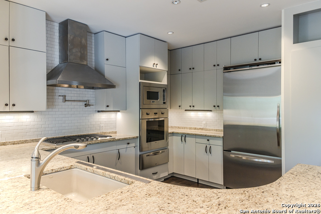 Image 21 of 29 For 215 Annie St  E