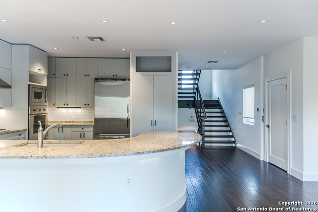 Image 22 of 29 For 215 Annie St  E