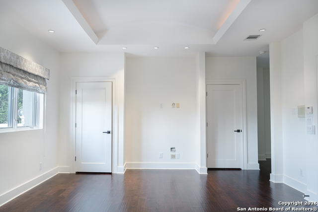 Image 26 of 29 For 215 Annie St  E