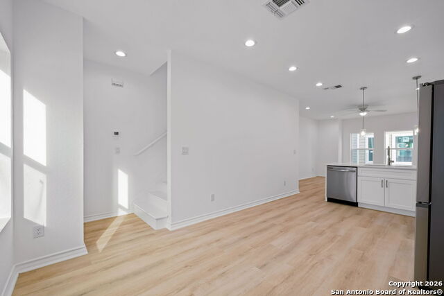 Listing photo id 9 for 1303 Essex St 201,202