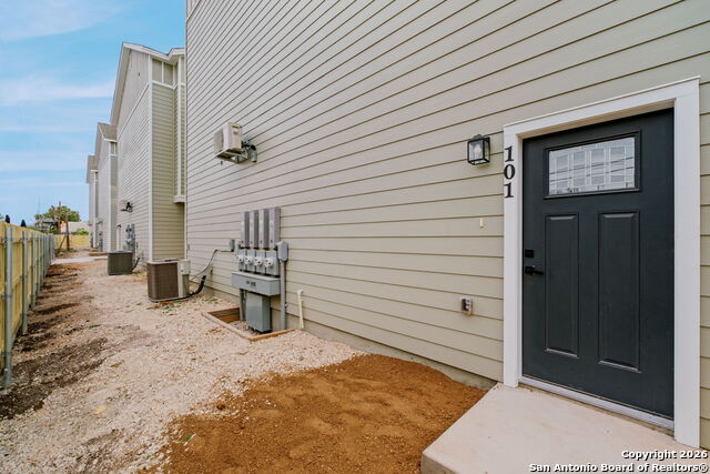 Listing photo id 20 for 1303 Essex St 201,202