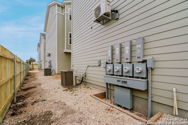 Listing photo id 34 for 1303 Essex St 201,202