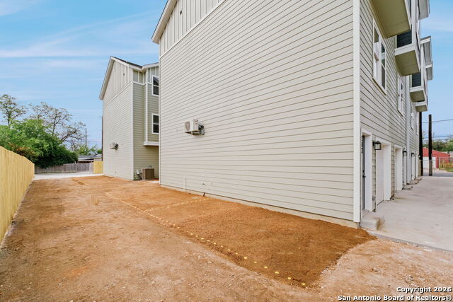 Listing photo id 41 for 1303 Essex St 201,202