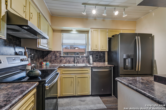 Image 5 of 12 For 406 Amistad Blvd