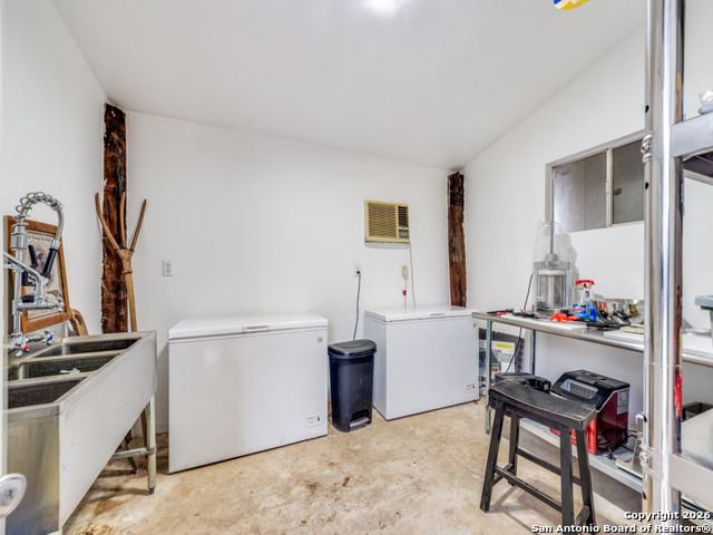 Listing photo id 24 for 6472 Bluntzer Rd