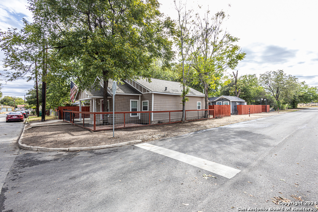 Image 25 of 43 For 1202 Center N