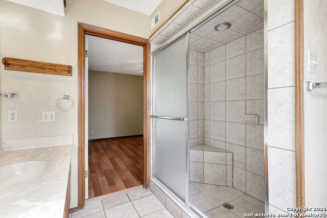 Image 21 of 30 For 8633 Datapoint  224