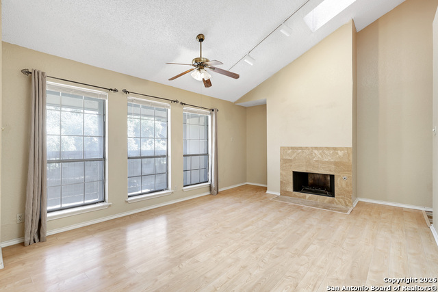 Image 4 of 30 For 8633 Datapoint  224