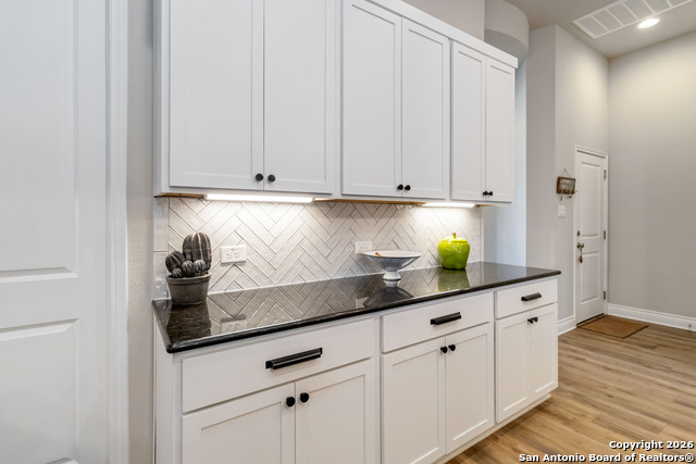 Image 25 of 50 For 1030 Cadogan Squire