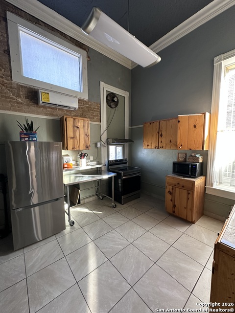 Image 2 of 18 For 412 Center St N