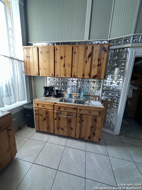 Image 3 of 18 For 412 Center St N