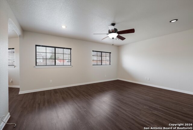 Image 15 of 31 For 233 Springtree Trl