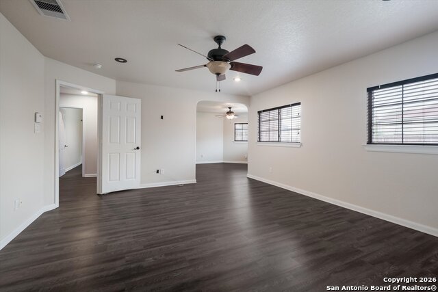 Image 16 of 31 For 233 Springtree Trl