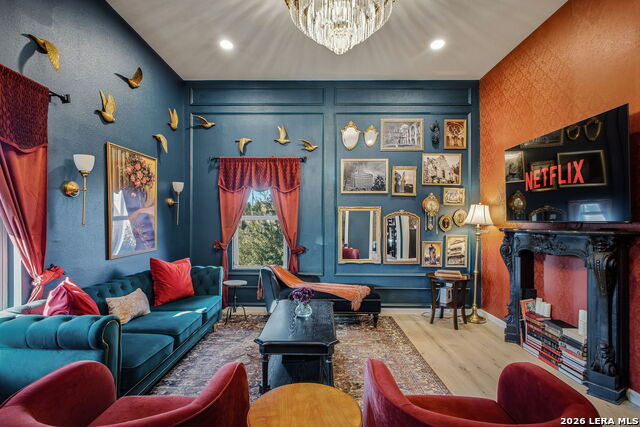 Listing photo id 10 for 1503 E Crockett St,