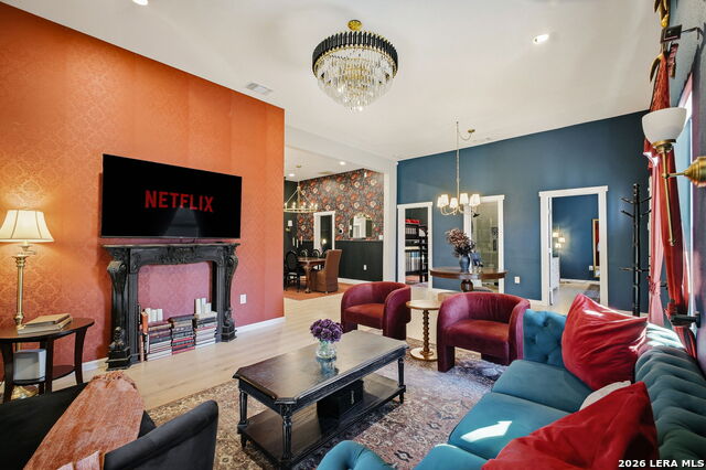 Listing photo id 12 for 1503 E Crockett St,