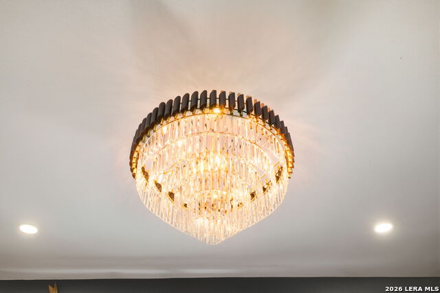 Listing photo id 13 for 1503 E Crockett St,