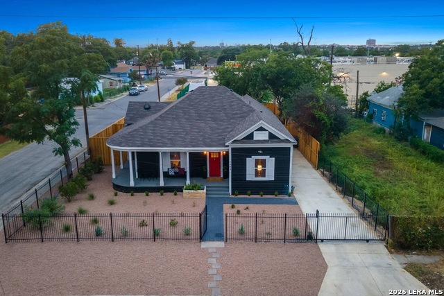 Listing photo id 0 for 1503 E Crockett St,