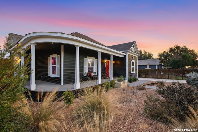 Listing photo id 1 for 1503 E Crockett St,