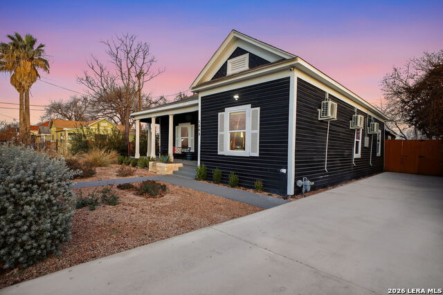 Listing photo id 2 for 1503 E Crockett St,