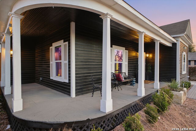 Listing photo id 3 for 1503 E Crockett St,