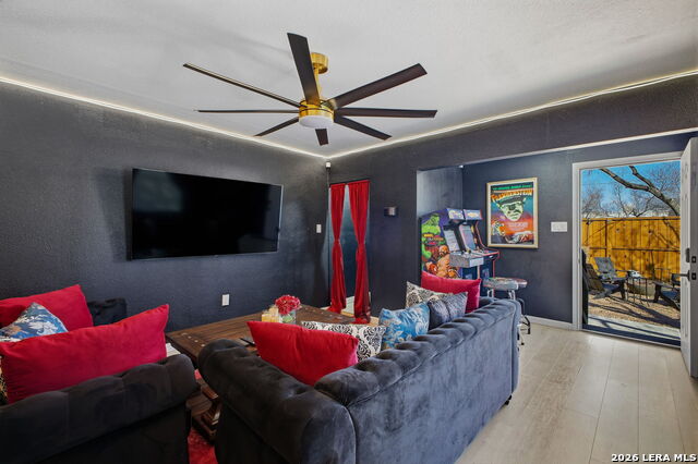 Listing photo id 50 for 1503 E Crockett St,