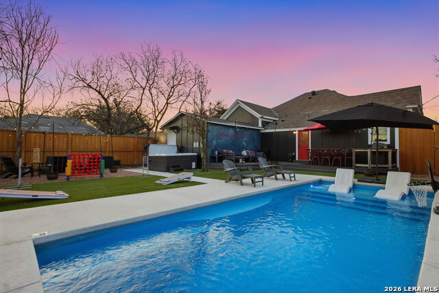 Listing photo id 57 for 1503 E Crockett St,