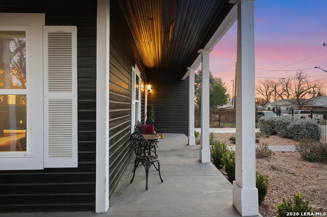 Listing photo id 4 for 1503 E Crockett St,