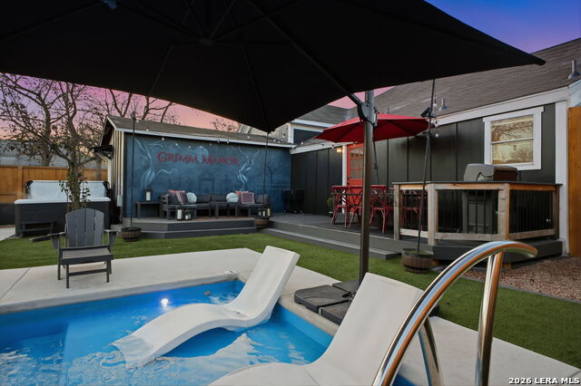 Listing photo id 58 for 1503 E Crockett St,