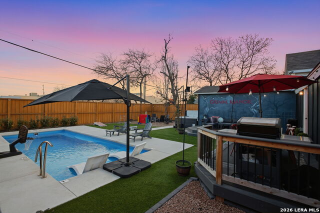 Listing photo id 64 for 1503 E Crockett St,