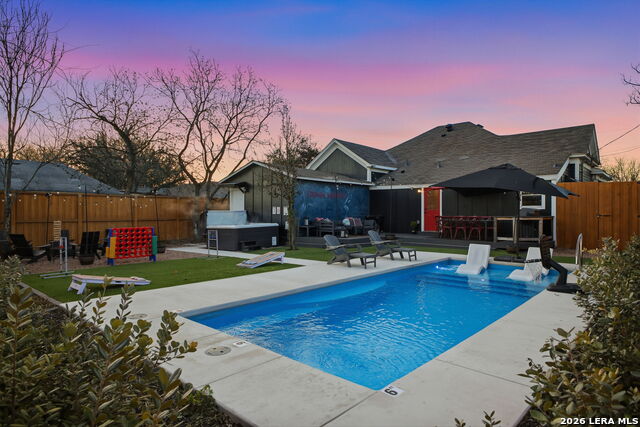 Listing photo id 68 for 1503 E Crockett St,