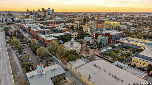 Listing photo id 71 for 1503 E Crockett St,