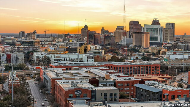 Listing photo id 72 for 1503 E Crockett St,