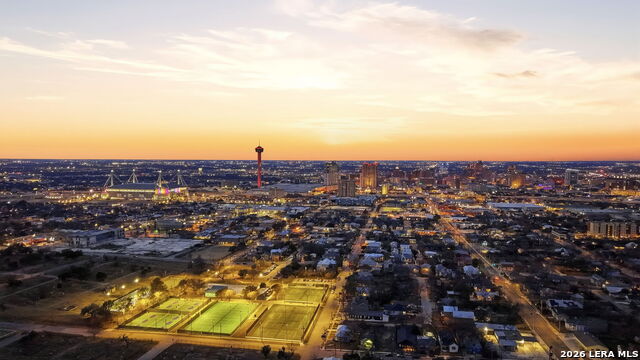 Listing photo id 77 for 1503 E Crockett St,