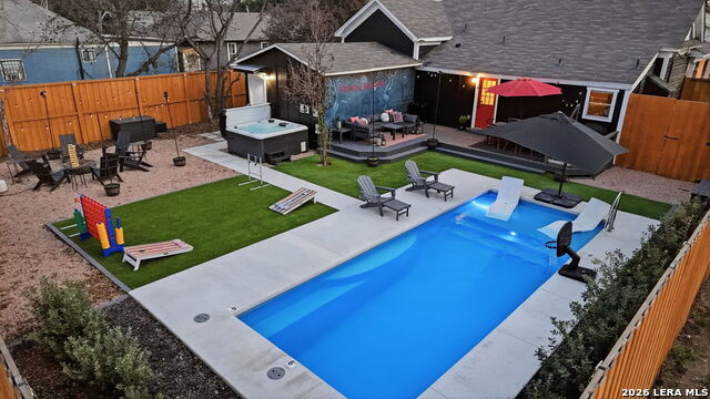 Listing photo id 79 for 1503 E Crockett St,