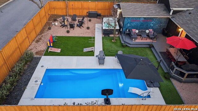 Listing photo id 80 for 1503 E Crockett St,