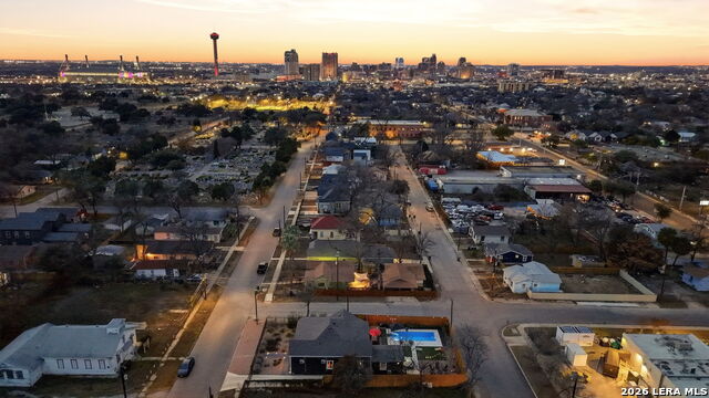 Listing photo id 84 for 1503 E Crockett St,