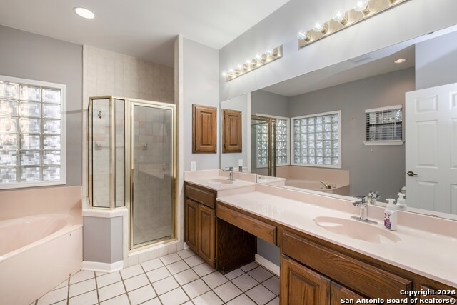 Listing photo id 18 for 8743 Paseo Oaks