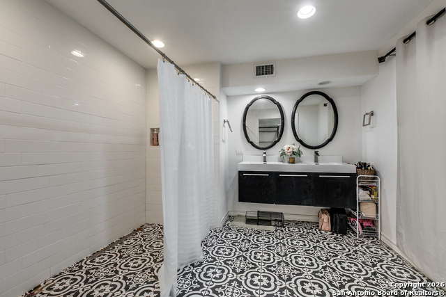 Image 16 of 25 For 825 Garraty  