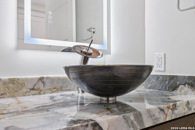 Image 28 of 49 For 10014 Ivory  