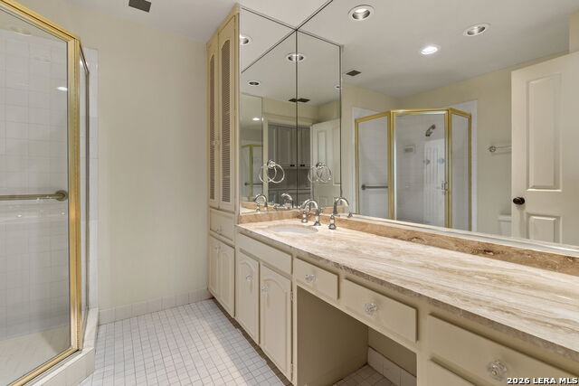 Image 13 of 31 For 700 Hildebrand  301