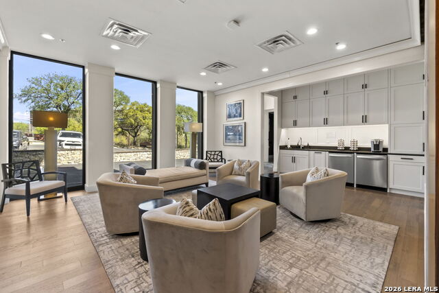 Image 19 of 31 For 700 Hildebrand  301