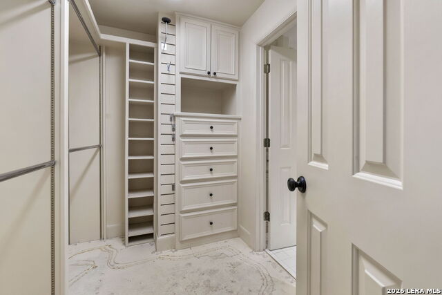 Image 29 of 31 For 700 Hildebrand  301