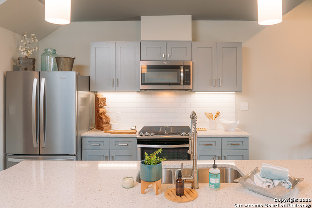 Image 3 of 20 For 210 Peden W 112