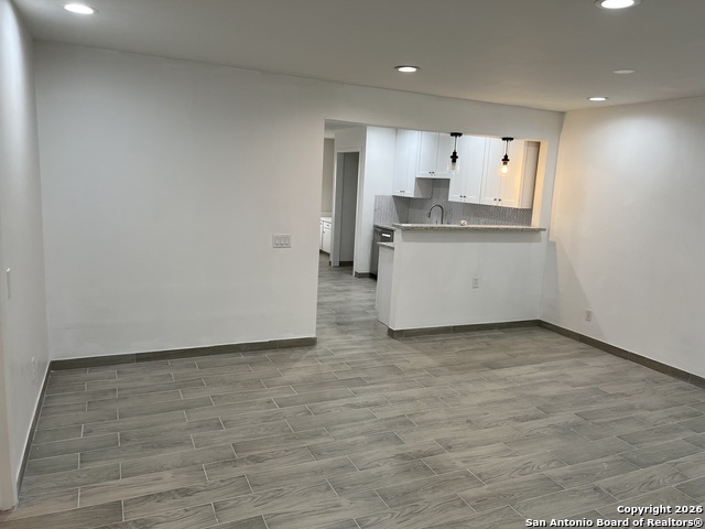 Image 7 of 24 For 7500 Callaghan  182