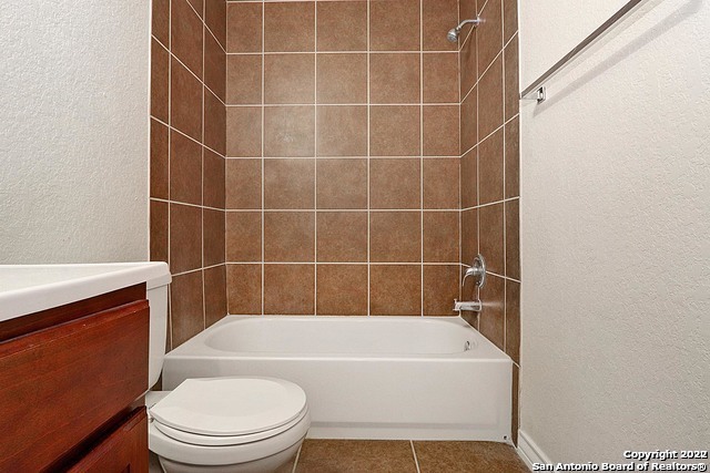 Listing photo id 11 for 4916 Appleseed Ct